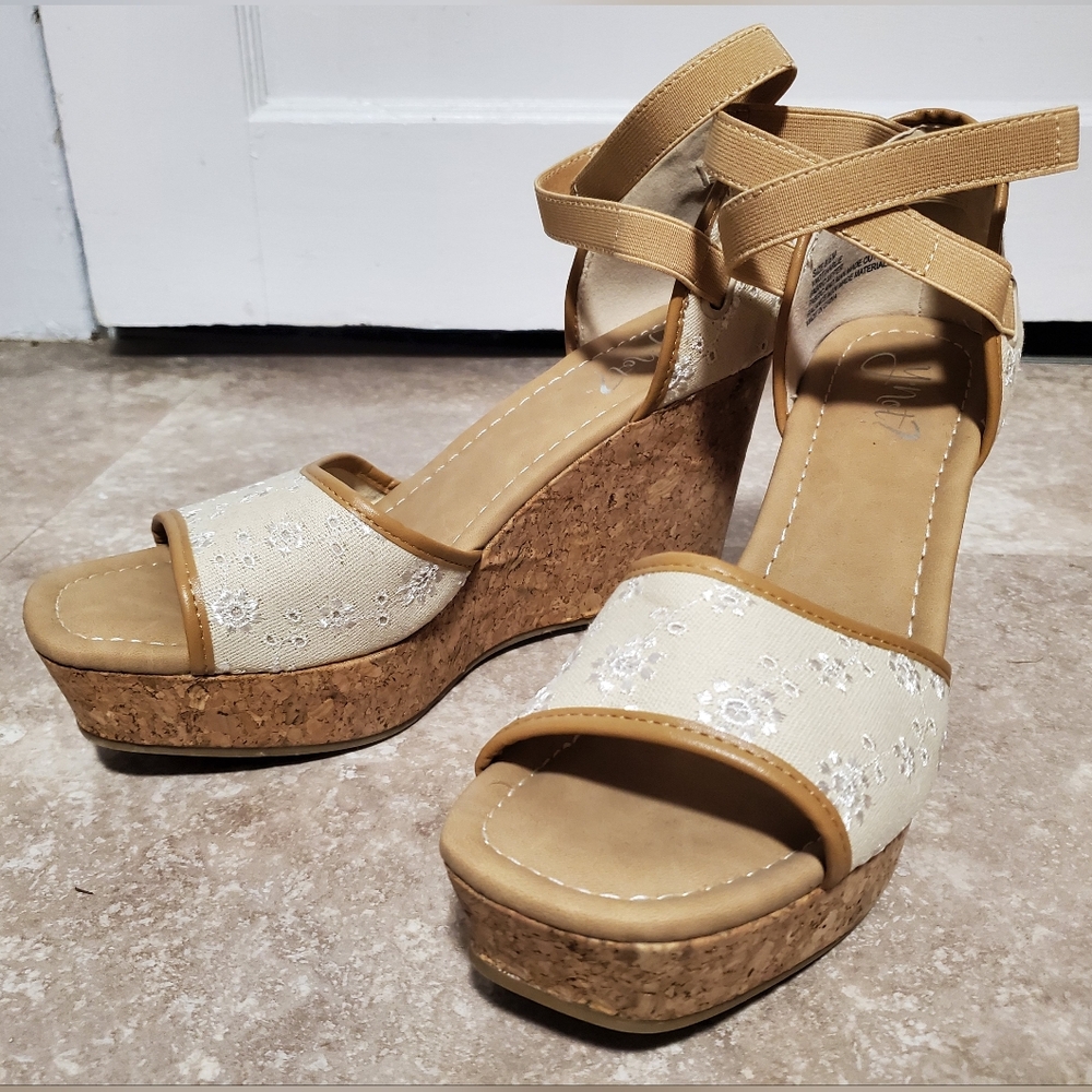 🆕️ Y-Not Tan Floral Embroidered Wedge Sandals sz 8 1/12